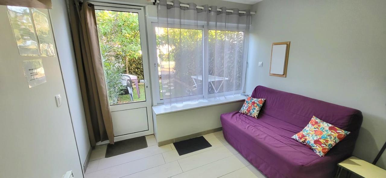 Residences Les Sansonnets "Appartements & Studios" Жонзак Екстериор снимка