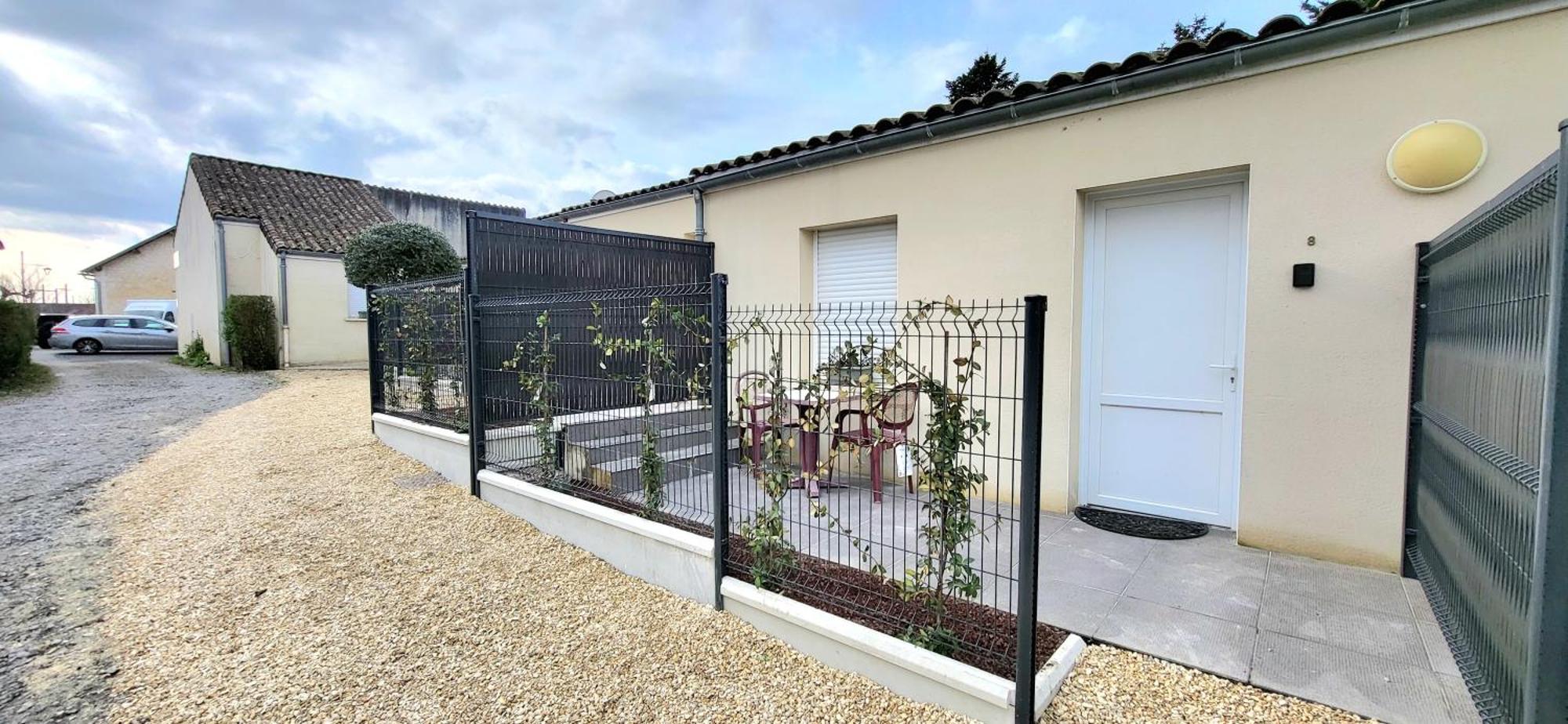Residences Les Sansonnets "Appartements & Studios" Жонзак Екстериор снимка