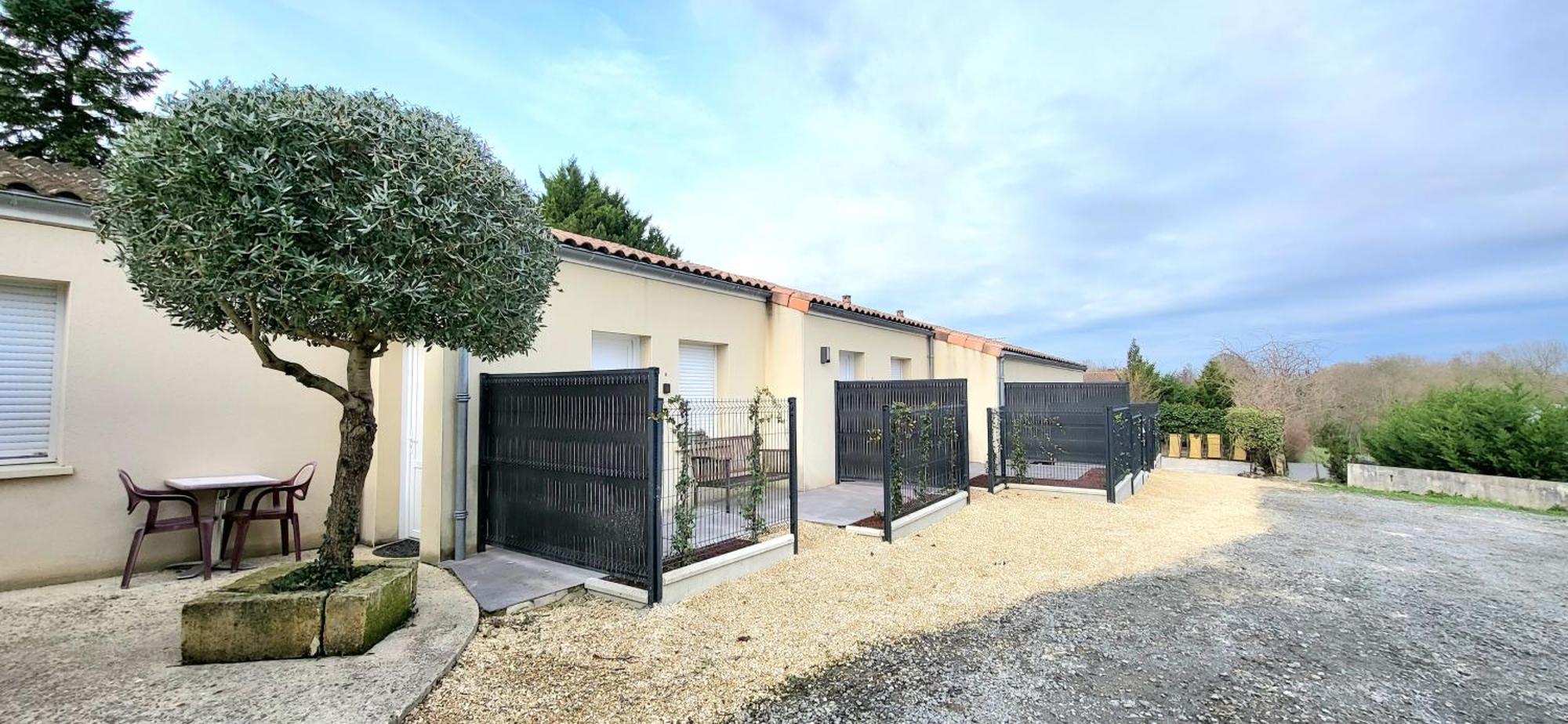 Residences Les Sansonnets "Appartements & Studios" Жонзак Екстериор снимка