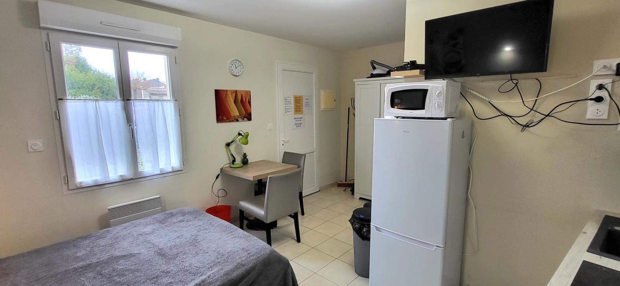 Residences Les Sansonnets "Appartements & Studios" Жонзак Екстериор снимка