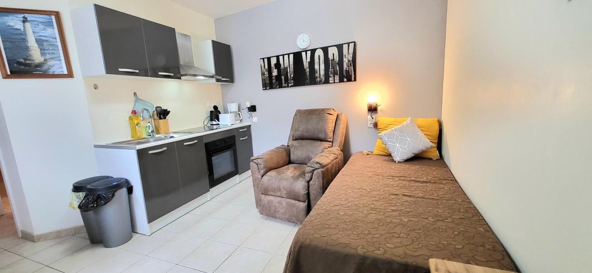 Residences Les Sansonnets "Appartements & Studios" Жонзак Екстериор снимка