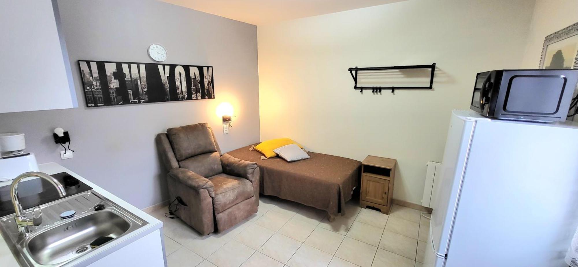 Residences Les Sansonnets "Appartements & Studios" Жонзак Екстериор снимка