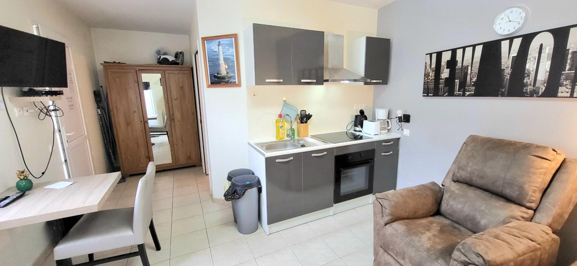 Residences Les Sansonnets "Appartements & Studios" Жонзак Екстериор снимка