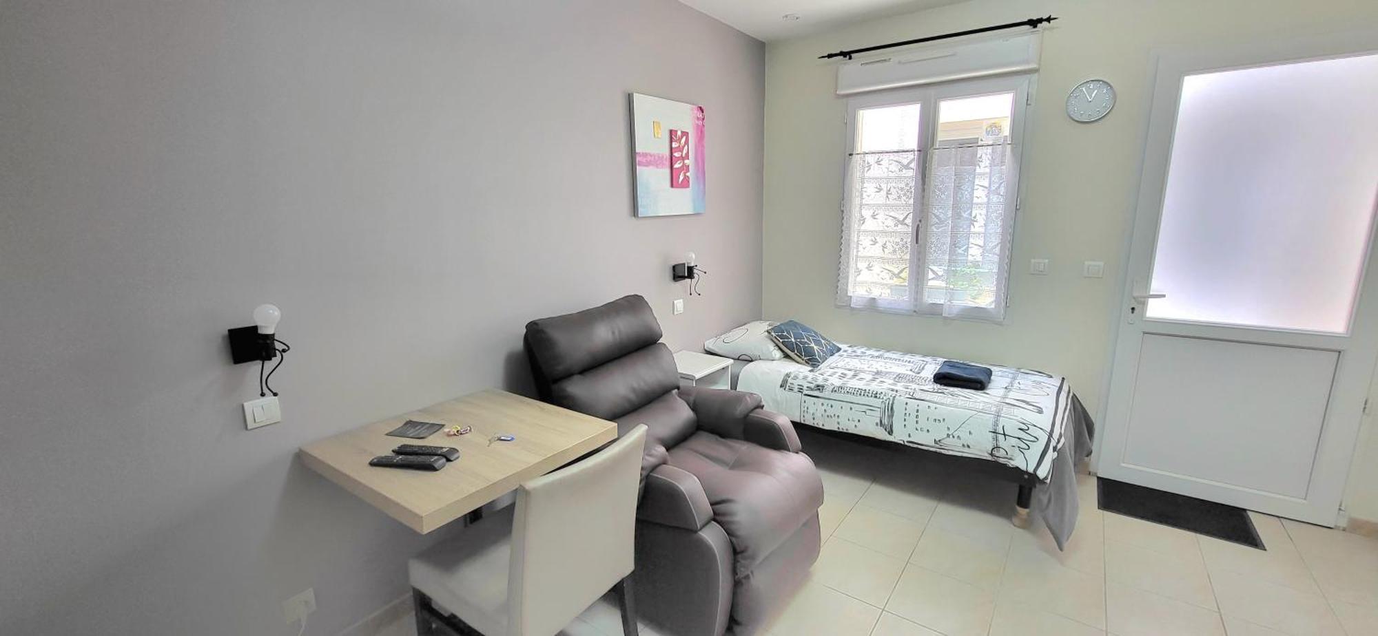 Residences Les Sansonnets "Appartements & Studios" Жонзак Екстериор снимка