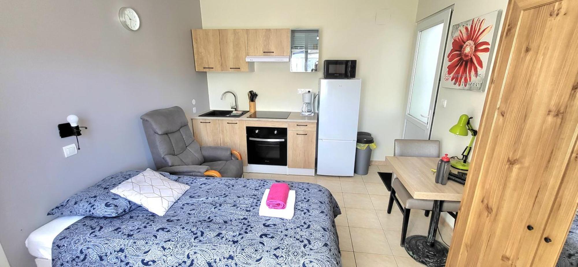 Residences Les Sansonnets "Appartements & Studios" Жонзак Екстериор снимка