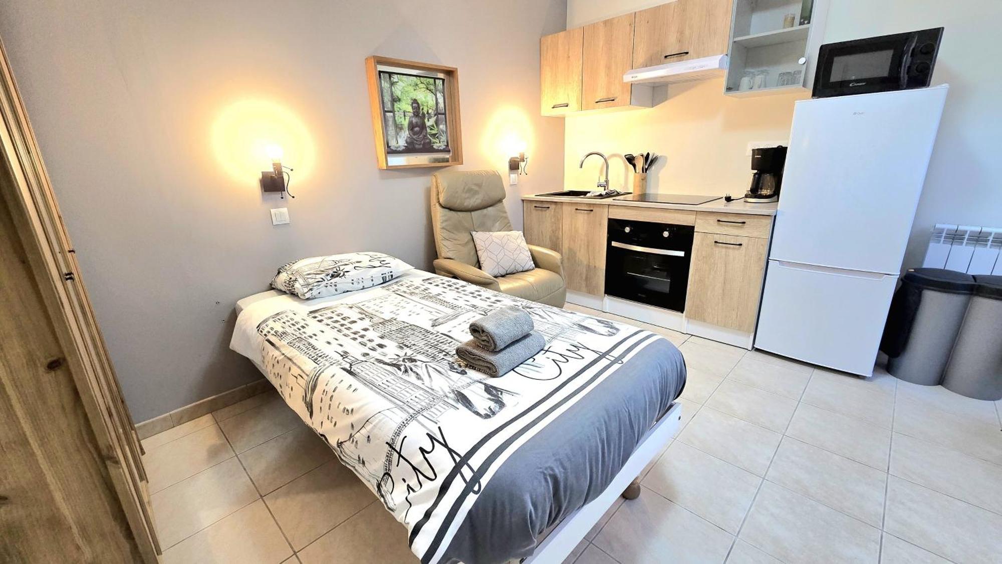 Residences Les Sansonnets "Appartements & Studios" Жонзак Екстериор снимка