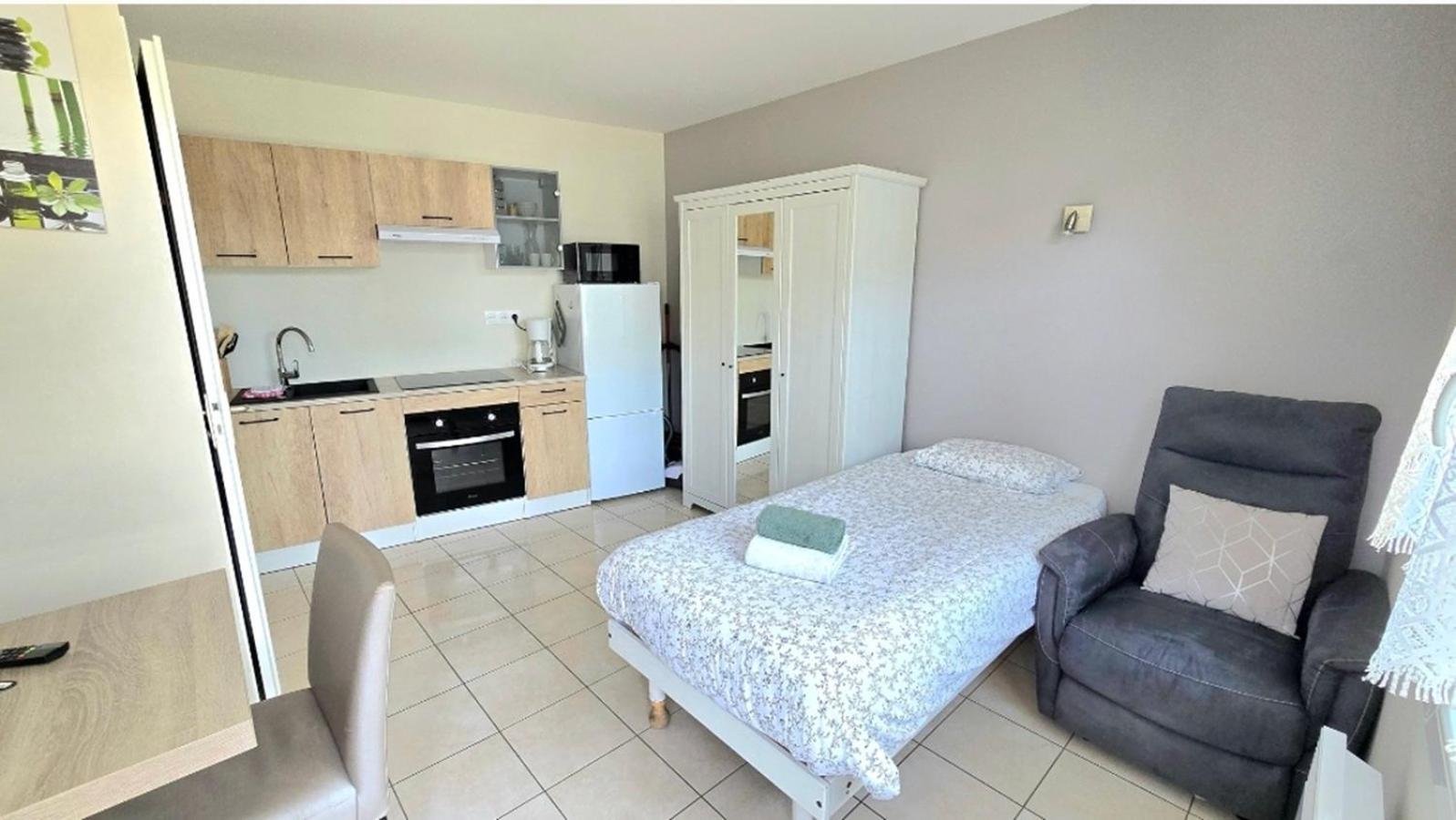 Residences Les Sansonnets "Appartements & Studios" Жонзак Екстериор снимка